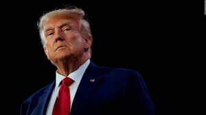 Estados Unidos. Donald Trump solicitó un límite máximo del 10% en tasas de interés de tarjetas de crédito, denunciando abusos durante la administración