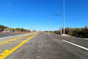 Coahuila. La SICT rehabilitará 50.4 kilómetros de la carretera Monclova-Piedras Negras con tren de repavimentación, beneficiando a más de 377 mil habitantes.