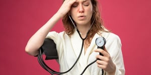 La presión arterial baja, conocida como hipotensión, puede resultar alarmante, sobre todo cuando aparece de manera súbita.   Aunque en muchos casos