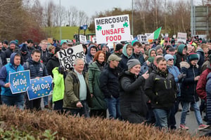 Miles de agricultores irlandeses protestaron con tractores contra el acuerdo comercial UE-Mercosur, temiendo que perjudique al sector con carne sudamericana