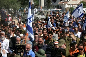 Miles de israelíes recibieron un mensaje amenazante por móvil en medio de tensiones con Irán; autoridades lo atribuyen a spam y no a un hackeo.  La Autoridad