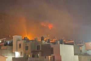 Un incendio en pastizales de Mineral de la Reforma, Hidalgo, se reactivó en la colonia San Cristóbal, poniendo en riesgo viviendas y generando investigación