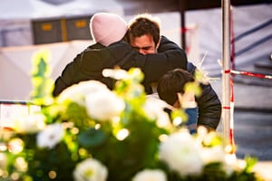 Los dueños del bar Le Constellation, donde murieron 40 personas, declararon que las bengalas en botellas eran una práctica habitual en el local.