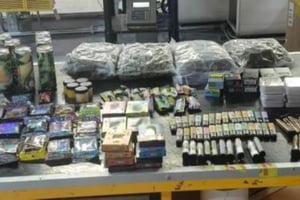 Elementos de la Guardia Nacional aseguraron drogas, vapeadores y dulces con marihuana en el Aeropuerto Internacional de Querétaro.  Durante un operativo