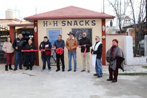 El alcalde Óscar Ríos refrendó su compromiso con el impulso a los emprendedores locales al otorgar un apoyo económico como estímulo para el inicio de un nuevo