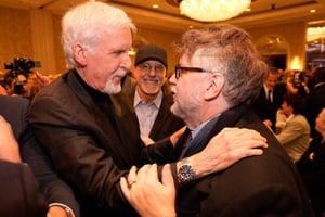 En Los Ángeles, los AFI Awards 2026 reunieron a cineastas y actores, destacando un emotivo abrazo entre James Cameron y Guillermo del Toro.  Los Ángeles,