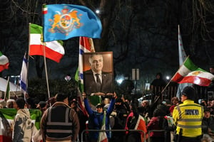 Un manifestante remplazó brevemente la bandera de Irán por la del antiguo régimen monárquico en la embajada iraní en Londres.  Un manifestante sustituyó este