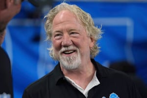 Timothy Busfield, conocido por 'The West Wing', enfrenta una orden de arresto en Nuevo México por presuntos cargos de abuso sexual infantil.  Timothy Busfield,