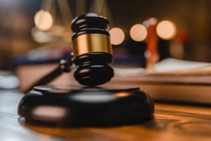 Un Tribunal Colegiado de Chihuahua ordenó que el caso del exgobernador Javier Corral pase al fuero federal por presunto peculado en contratación financiera.