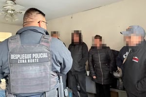 Once migrantes fueron rescatados en Ciudad Juárez tras pedir auxilio desde una vivienda, lo que permitió a policías estatales intervenir y liberarlos sanos.