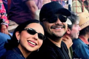 Ángela Aguilar comenzó el 2026 con una renovación de imagen al despedirse del cabello corto y apostar nuevamente por extensiones oscuras.  La cantante Ángela