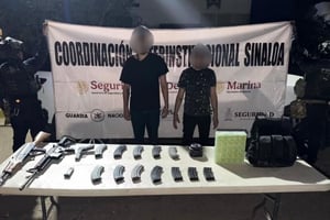 Operativos en residenciales privados de Culiacán resultaron en la detención de dos civiles armados y el aseguramiento de un arsenal y vehículos.  La Secretaría