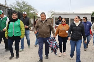 El alcalde Óscar Ríos Ramírez realizó este domingo el Operativo Abrigo en la colonia Mina 7, en Nueva Rosita, para proteger a familias vulnerables ante