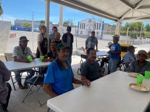 El comedor comunitario San Juan Diego retomó actividades en Nueva Rosita enfrentando dificultades económicas, pero gracias a voluntarios y donaciones continúa