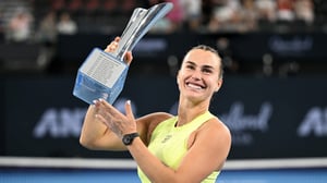    Aryna Sabalenka levantó su primer trofeo del año en Brisbane sin perder un set, afirmando su favoritismo de cara al Australian Open.  La tenista bielorrusa