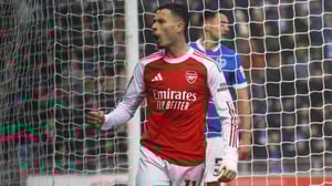    El Arsenal debutó con triunfo en la FA Cup 2025-26. Una goleada 4-1 sobre el Portsmouth, con hat-trick de Gabriel Martinelli, define el pase.  Un hat-trick