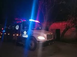 Un conato de incendio en una camioneta Ram movilizó a vecinos y bomberos en el barrio La Placita de Múzquiz, sin que se registraran personas lesionadas.