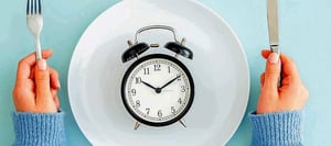 El ayuno intermitente es un esquema de alimentación que alterna fases de consumo de alimentos con lapsos sin ingesta, y en los últimos años se ha vuelto cada