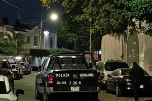 Un ataque armado en Guadalajara dejó tres hombres muertos dentro de una vivienda en Jardines de La Paz, movilizando a policías,