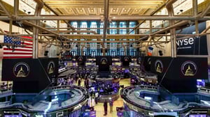 Wall Street abrió la semana con caídas en acciones, bonos y dólar, mientras los inversores se refugian en oro ante la presión política sobre la Fed.