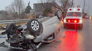 Accidente matutino moviliza a cuerpos de emergencia.  Una intensa movilización de servicios de auxilio se registró la mañana de este lunes tras una volcadura