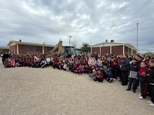 El Ayuntamiento dio inicio a las obras de construcción de una techumbre y una cancha de pasto sintético en la escuela primaria José Juan Ortiz, en la colonia