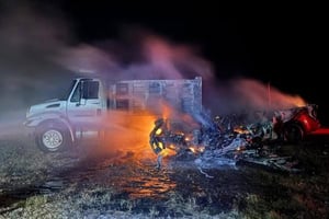 Una mujer perdió la vida calcinada y varias personas resultaron lesionadas tras un choque entre una camioneta y un volquete en la carretera Mérida-Campeche.