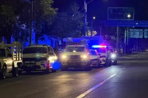 Un mayor murió tras una agresión con machete dentro de una vivienda en San Pedro Garza García, Nuevo León, lo que movilizó a autoridades locales.  Un hombre
