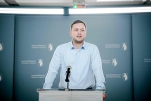 El primer ministro de Groenlandia afirmó que la isla prefiere seguir con Dinamarca y rechazó la presión de Estados Unidos por controlar el territorio.