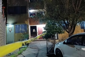 Una mujer fue localizada sin vida dentro de su departamento en Zapopan; autoridades activaron protocolo de feminicidio tras confirmar huellas de violencia