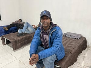 Las bajas temperaturas empujaron a Giovanni Pras, migrante cubano en tránsito, a buscar resguardo en el albergue de Protección Civil de Monclova.  Un refugio