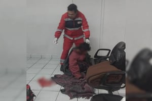 Socorristas de Cruz Roja se movilizaron de inmediato.  Una mujer conocida como Karla, quien presenta una condición mental, resultó lesionada la madrugada