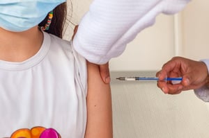 Ante la temporada invernal, se intensifican las campañas preventivas y la aplicación de biológicos para reducir enfermedades respiratorias y fortalecer