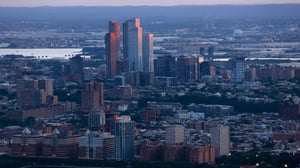 Donald Trump anunció que cortará fondos federales a ciudades santuario desde febrero, intensificando el choque con estados demócratas en plena disputa