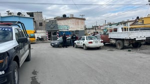 Una vez más un taxista se ve involucrado en un choque.  Un accidente vial entre un taxi de la línea Radio Taxi Premier CTM y un auto particular se registró