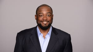 Una de las grandes figuras históricas de la NFL, Mike Tomlin, quedó sin trabajo antes de que concluyera la temporada 2025-26.  El entrenador presentó