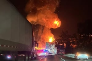 Una explosión en una pipa obligó al cierre total de la carretera México-Querétaro en Tepeji del Río, Hidalgo. No se reportan heridos.  Una explosión