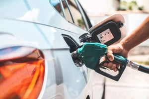 El precio de la gasolina en Latinoamérica muestra contrastes históricos en 2026, influido por subsidios, petróleo, oferta global y decisiones fiscales