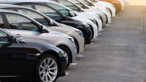 La venta de autos nuevos crecerá poco este año, impulsando una fuerte competencia entre marcas, mayores promociones y presión sobre la rentabilidad de agencias