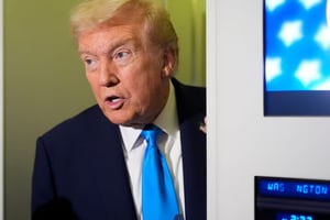 Una encuesta de AP-NORC revela que la mayoría de los estadounidenses considera que Trump ha ido demasiado lejos con intervenciones militares, especialmente