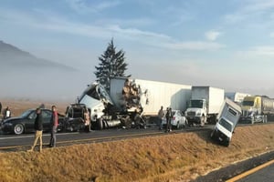 Un choque múltiple en la Autopista México-Morelia involucró tráileres, autos y una patrulla de la Marina.  La colisión de al menos tres tráileres, vehículos