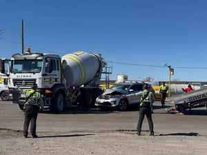 Un choque entre una camioneta y un tráiler tolva en la Carretera 57 dejó dos mujeres lesionadas, movilizando a cuerpos de auxilio y autoridades viales.