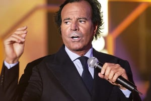 Julio Iglesias fue contactado por la revista ¡Hola! tras las acusaciones de agresión sexual y confirmó que ya se asesora legalmente