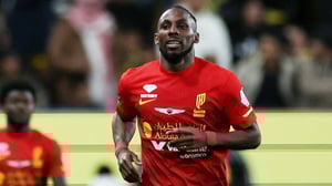    Julián Quiñones protagonizó una noche histórica con un hat-trick en la goleada 5-0 del Al Qadisiya, que se afianza en la pelea por el título.