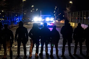 Un tiroteo en Minneapolis entre agentes federales de ICE y varios individuos, entre ellos un migrante venezolano, dejó a un agente y al sospechoso heridos,