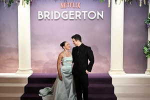 La cuarta temporada de “Bridgerton” tuvo su estreno mundial en París con una alfombra roja que recreó el lujo, el romance y la elegancia del universo