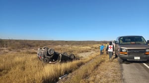 Una camioneta volcó esta mañana en la carretera de cuota en Sabinas; el conductor resultó con lesiones leves y fue atendido por emergencias.