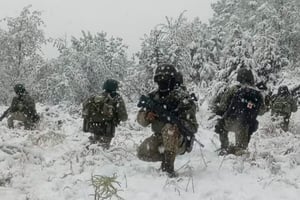 La Sedena informó que elementos de la 42/a. Zona Militar continúan su despliegue en la Sierra Tarahumara, Chihuahua, pese a las bajas temperaturas y nevadas.