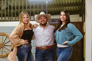 Romeo Sandoval, cantante de Nueva Rosita, presenta su primer sencillo inédito “No tiene caso”, fusionando mariachi y acordeón para mostrar la cultura local.