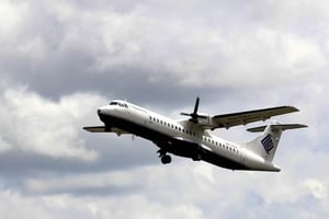 Un avión con 10 personas a bordo desapareció este sábado en Sulawesi, Indonesia, tras perder contacto con control aéreo; autoridades iniciaron búsqueda